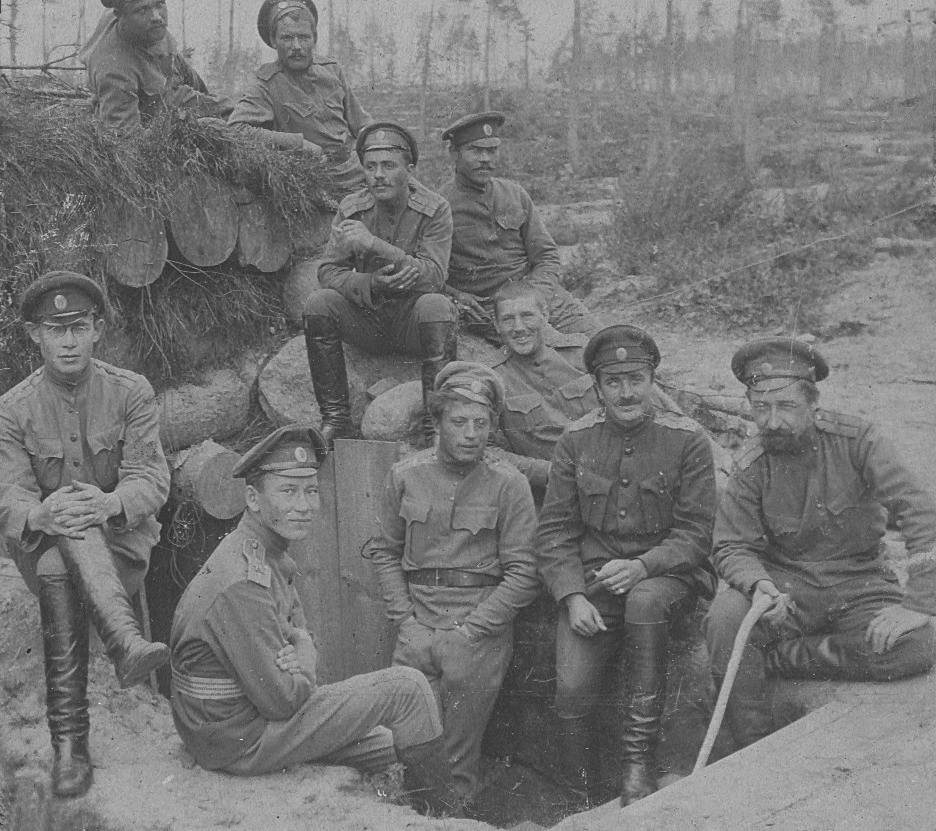 На Западном фронте. 1916-1917гг. А.Корнилов сидит на переднем плане.